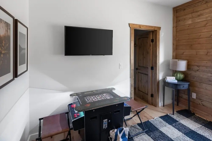 Room 6 of 18