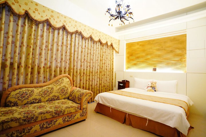 Room 12 of 33
