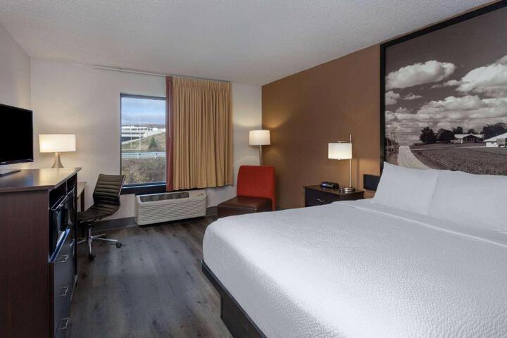1 King Bed (3 of 10)