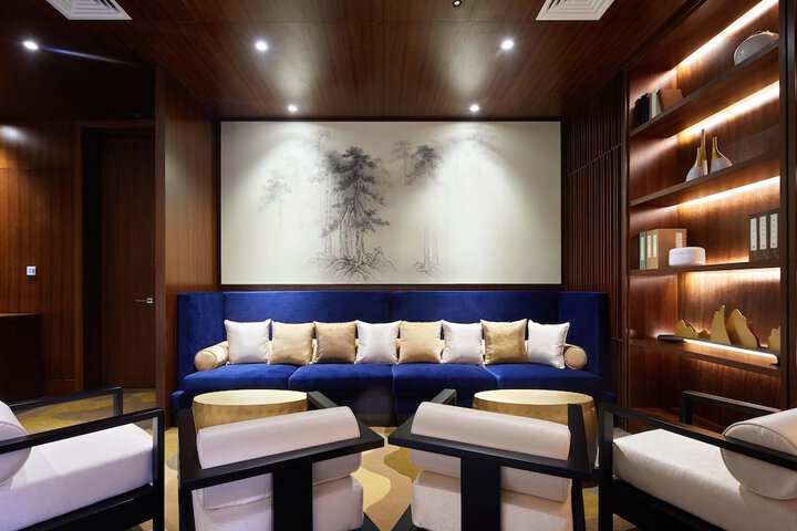 Lounge 70 of 93
