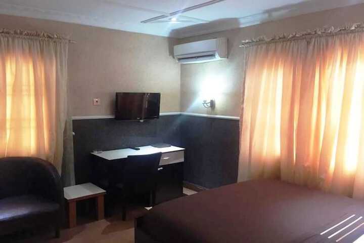 Room 6 of 25