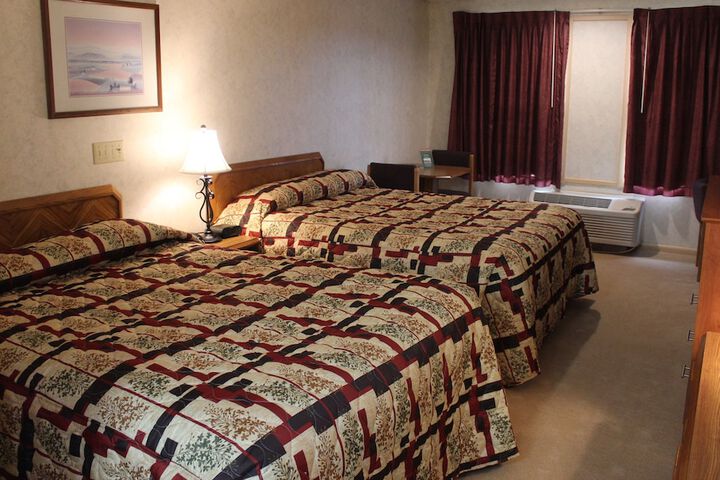 Classic 2 Queen Beds Not Wheelchair Accessible (8 of 14)