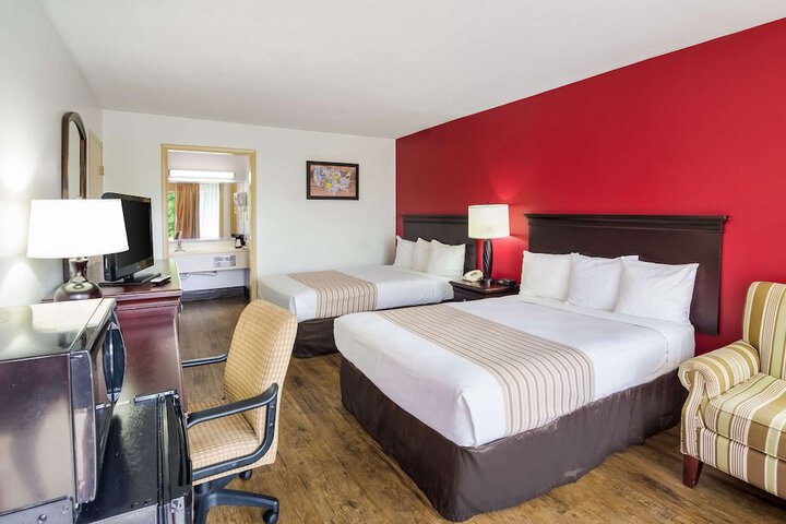 1 Queen Bed (5 of 15)