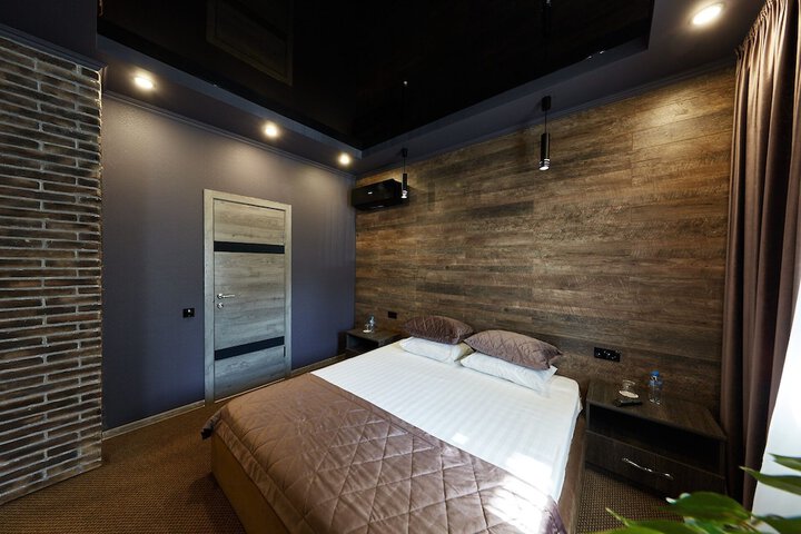 Room 8 of 33