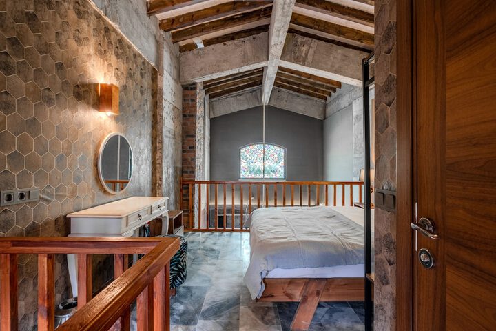 Room 4 of 25