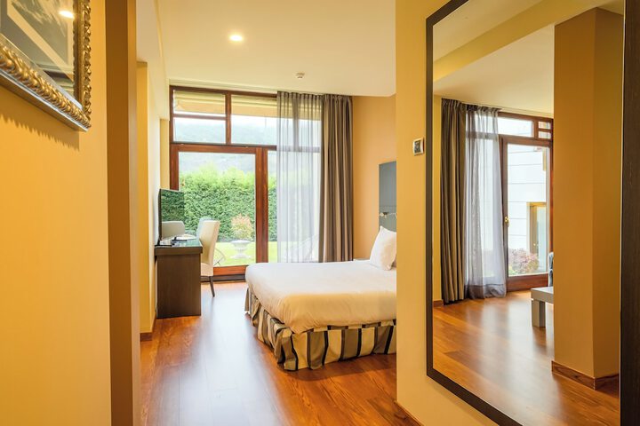 Room 33 of 122