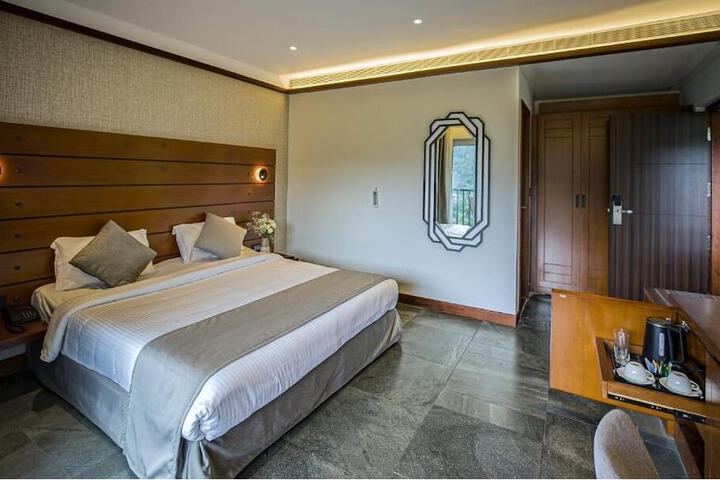 Room 6 of 16