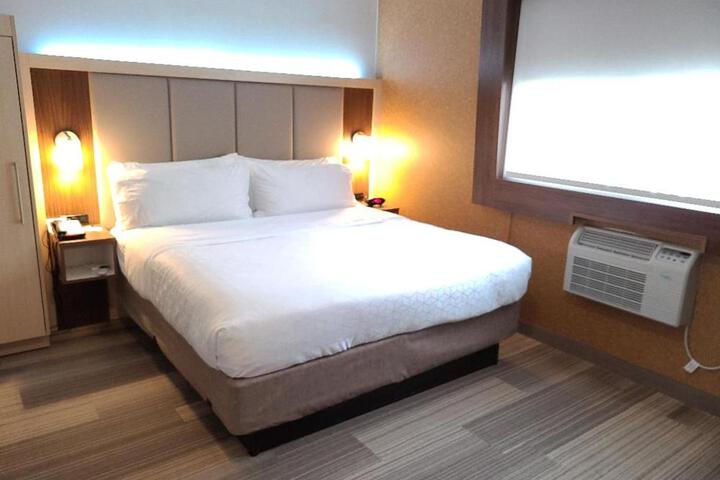 1 King Bed Refrigerator WiFi Walk in Shower Full Breakfast (8 of 9)