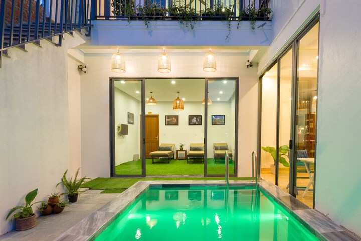 Pool 40 of 49