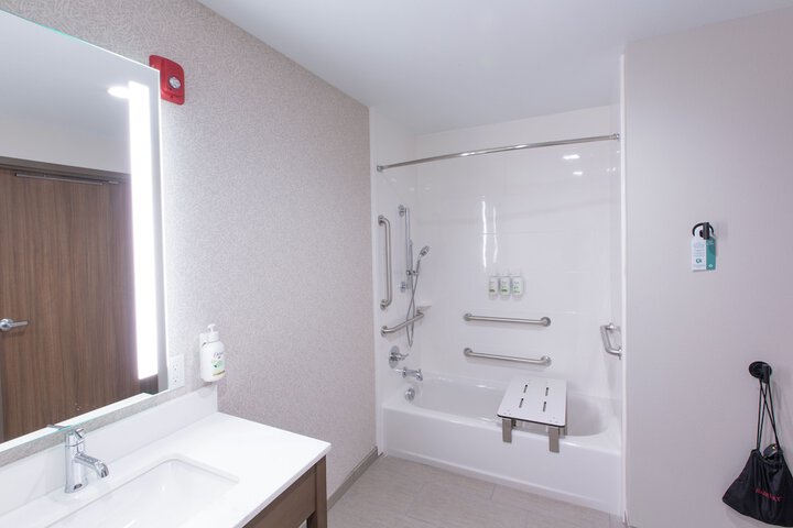 2 Queen Beds Standard Room Bathtub (10 of 10)