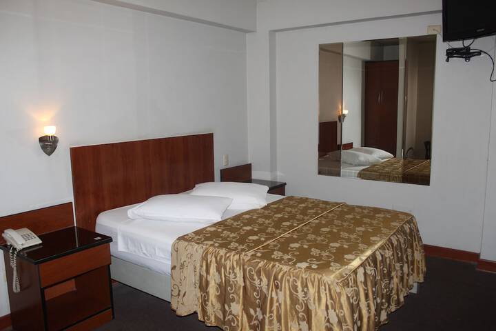 Hotel Bond