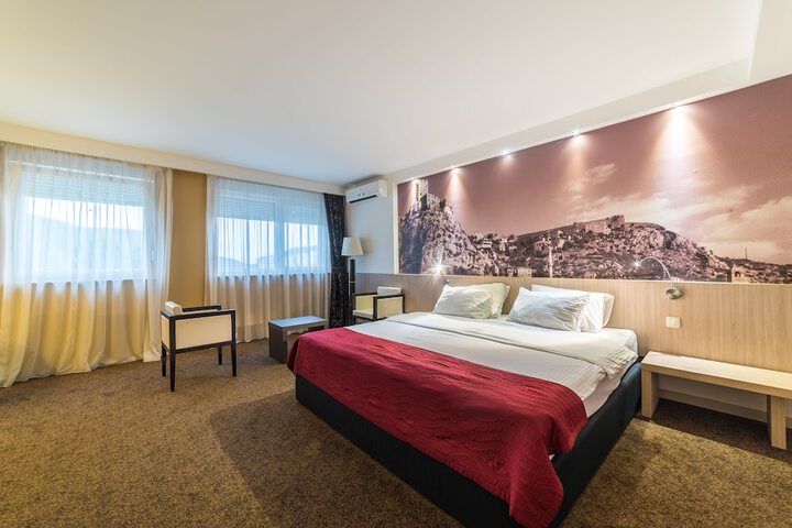 Room 25 of 103