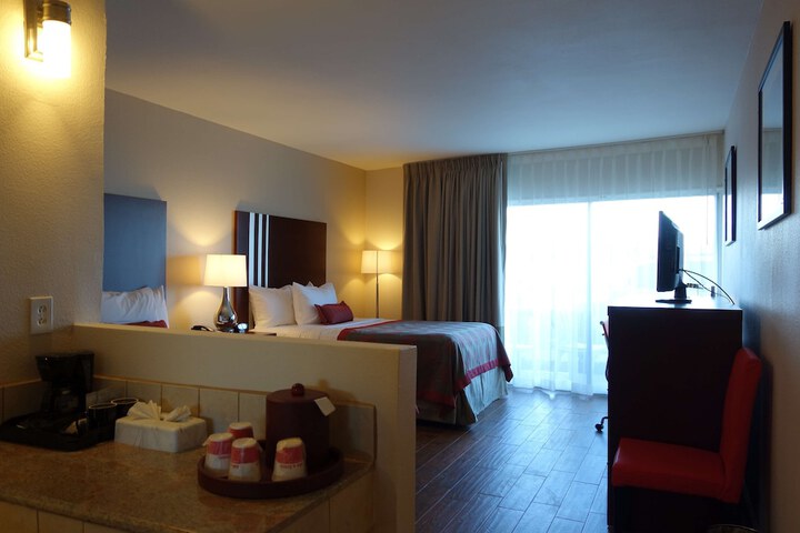 Deluxe Queen Bed Accessible (6 of 6)