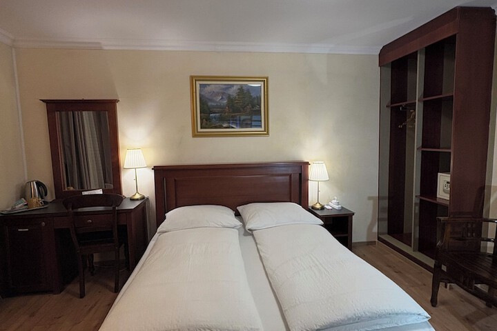 Room 90 of 266