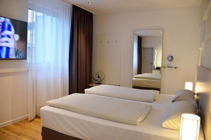 Room 45 of 136
