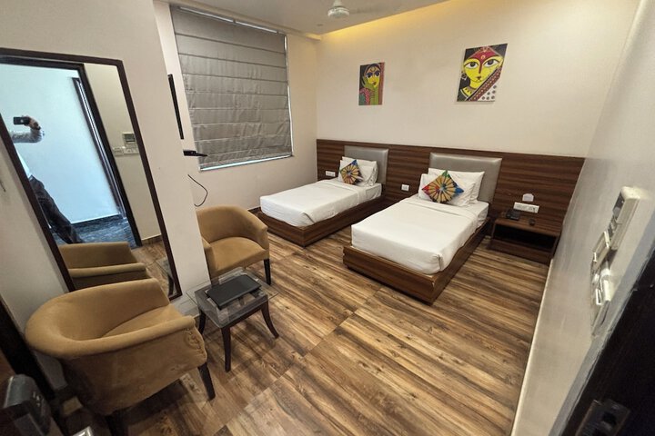 Room 12 of 77