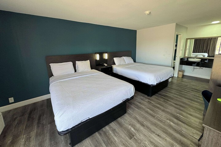 2 Queen Beds (1 of 3)