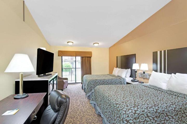 1 Queen Bed (10 of 16)