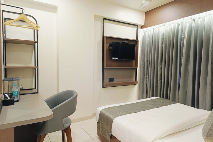 Room 32 of 76