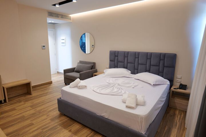 Room 5 of 107