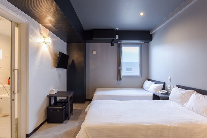 Room 11 of 19