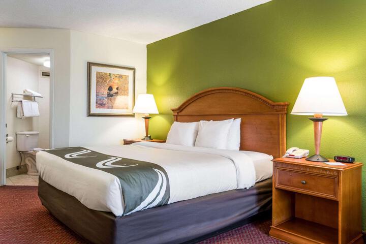 1 King Bed (4 of 8)