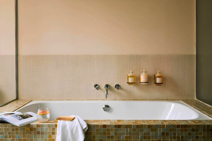Room 40 of 48