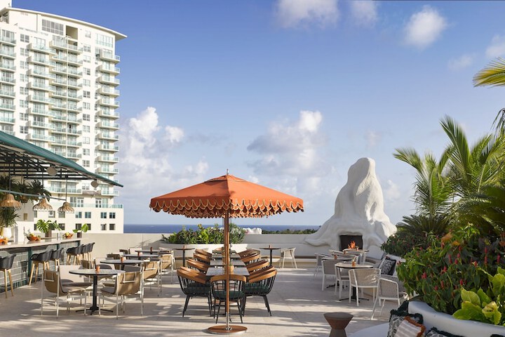 Poolside bar