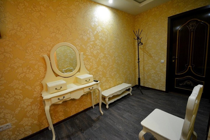 Room 27 of 33