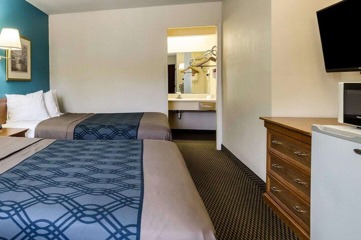 1 Queen Bed (14 of 19)