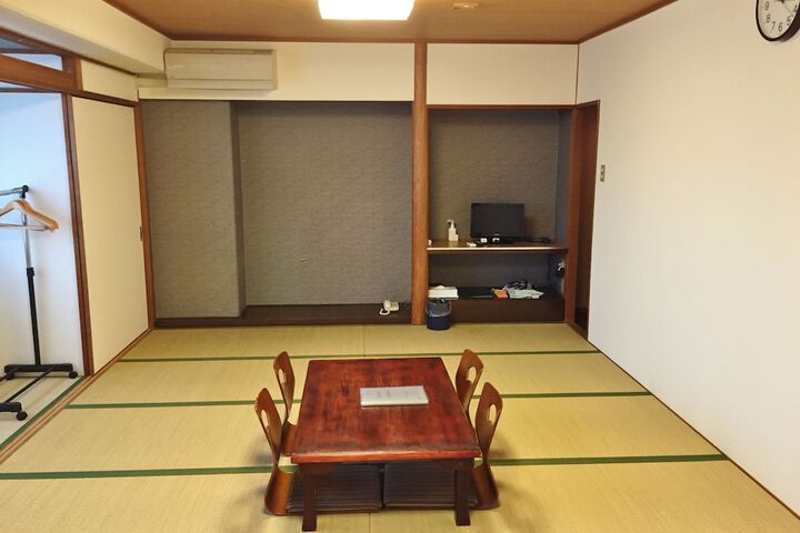 Room 27 of 74