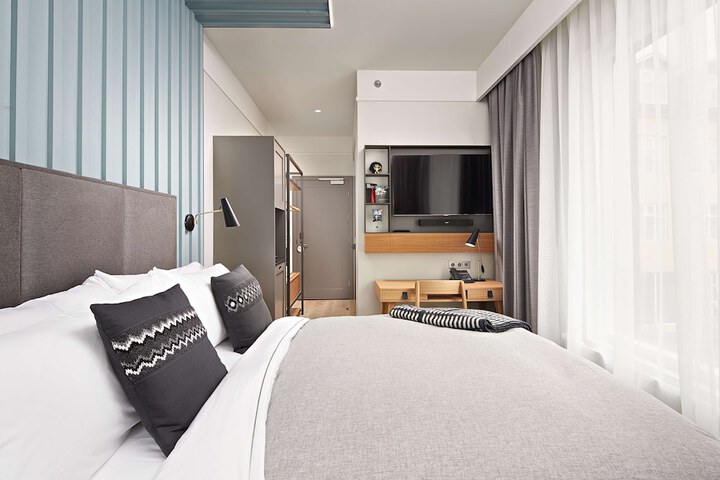 Room 42 of 106