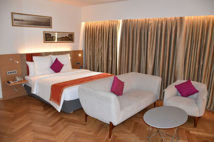 Room 6 of 104