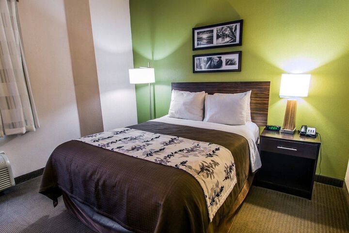 1 Queen Bed (12 of 14)