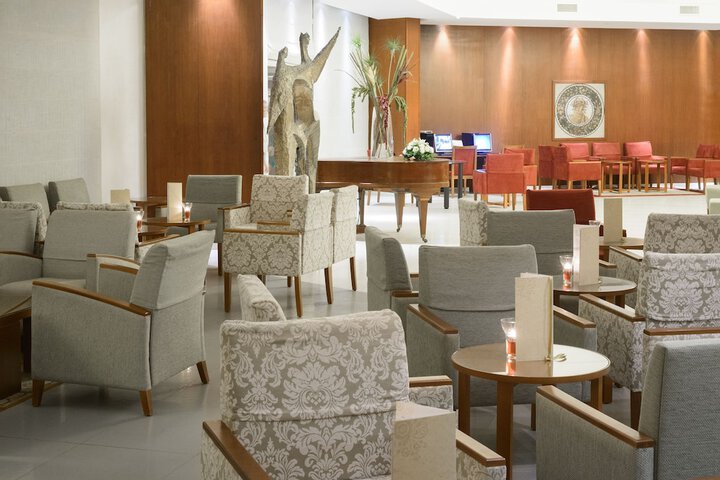 Lounge 58 of 88