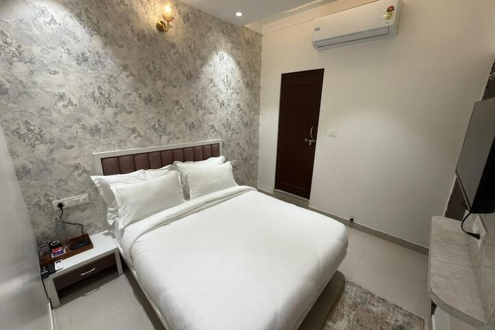 Room 3 of 10