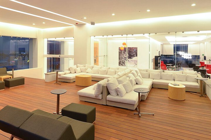 Lounge 31 of 52