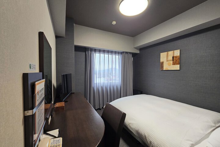 Room 11 of 28