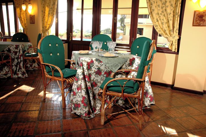 Dining 98 of 127