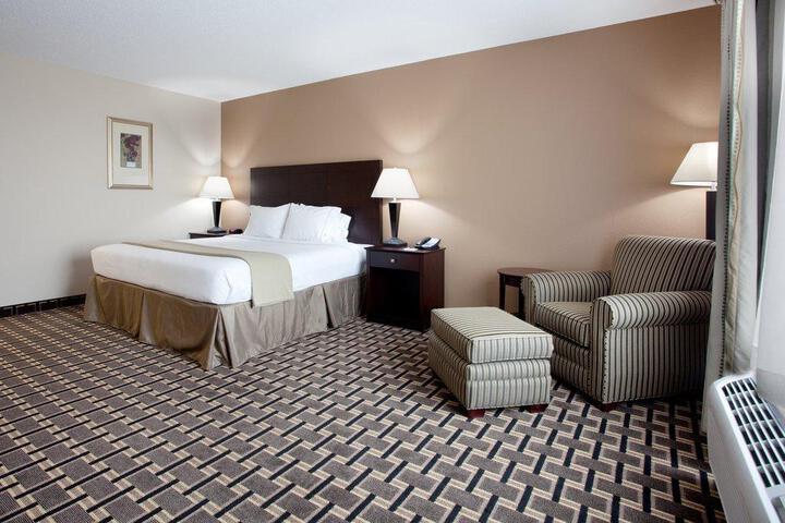 1 King Bed (4 of 20)