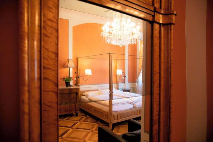 Room 32 of 61
