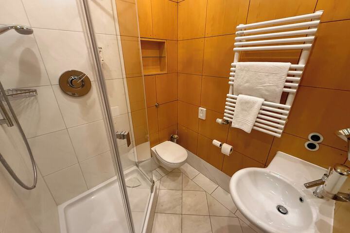 Room 13 of 32
