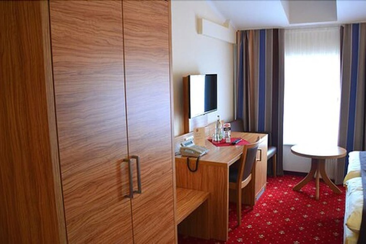 Room 4 of 20