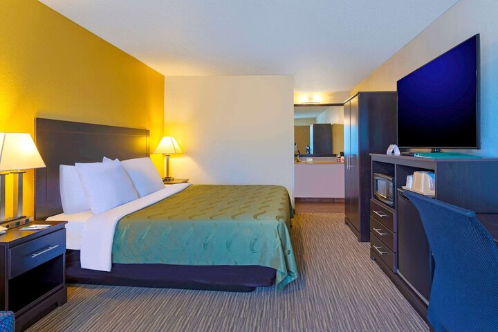 1 King Bed (4 of 19)