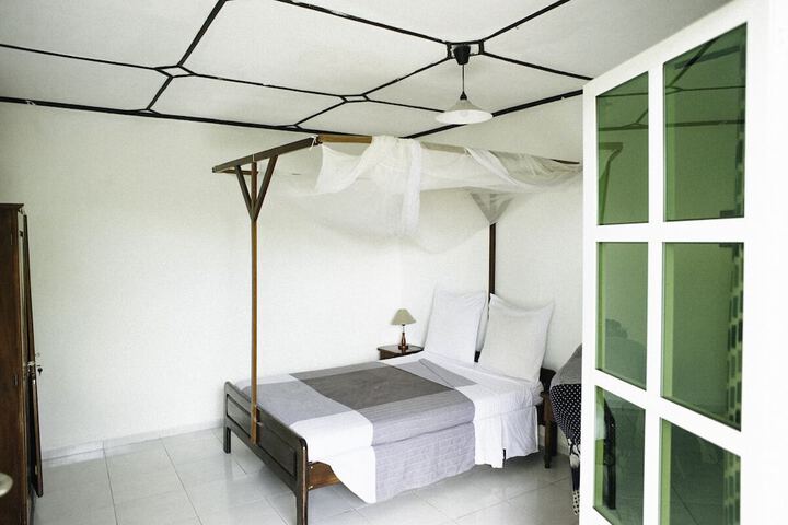 Room 10 of 27