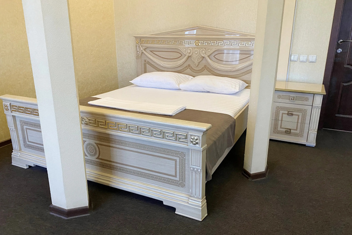 Room 2 of 10