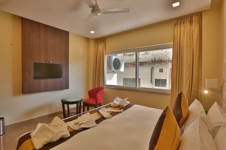 Room 6 of 9