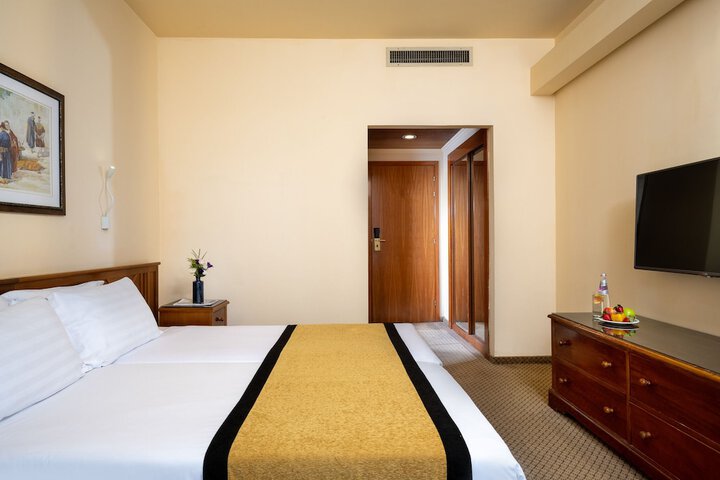 Room 14 of 82