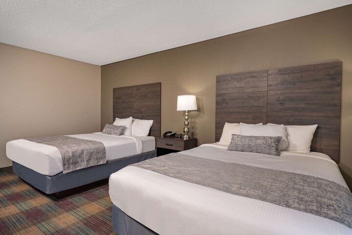 1 Queen Bed (16 of 16)