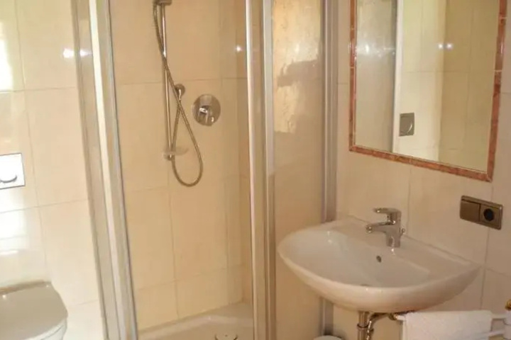 Room 7 of 17